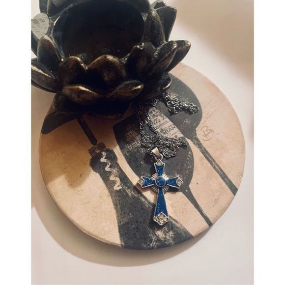 BEAUTIFUL BLUE OPAL CELTIC CROSS NECKLACE - Picture 7 of 8